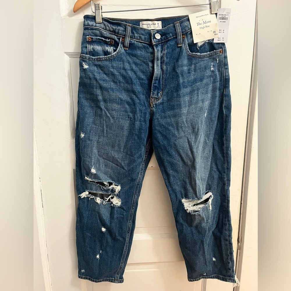 NWT- Abercrombie & fitch   the mom high rise size 6  dark wash